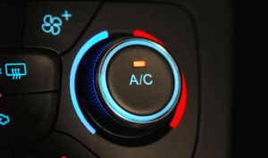 Ilmastointi pitää autosi lämpötilan miellyttävänä ja ilman raikkaana. Se myös poistaa ilmasta kosteutta, jolloin ikkunat huurtuvat vähemmän.